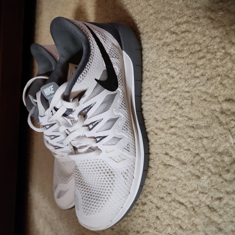 Nike Free Running Sneaker, white/grey, size 8